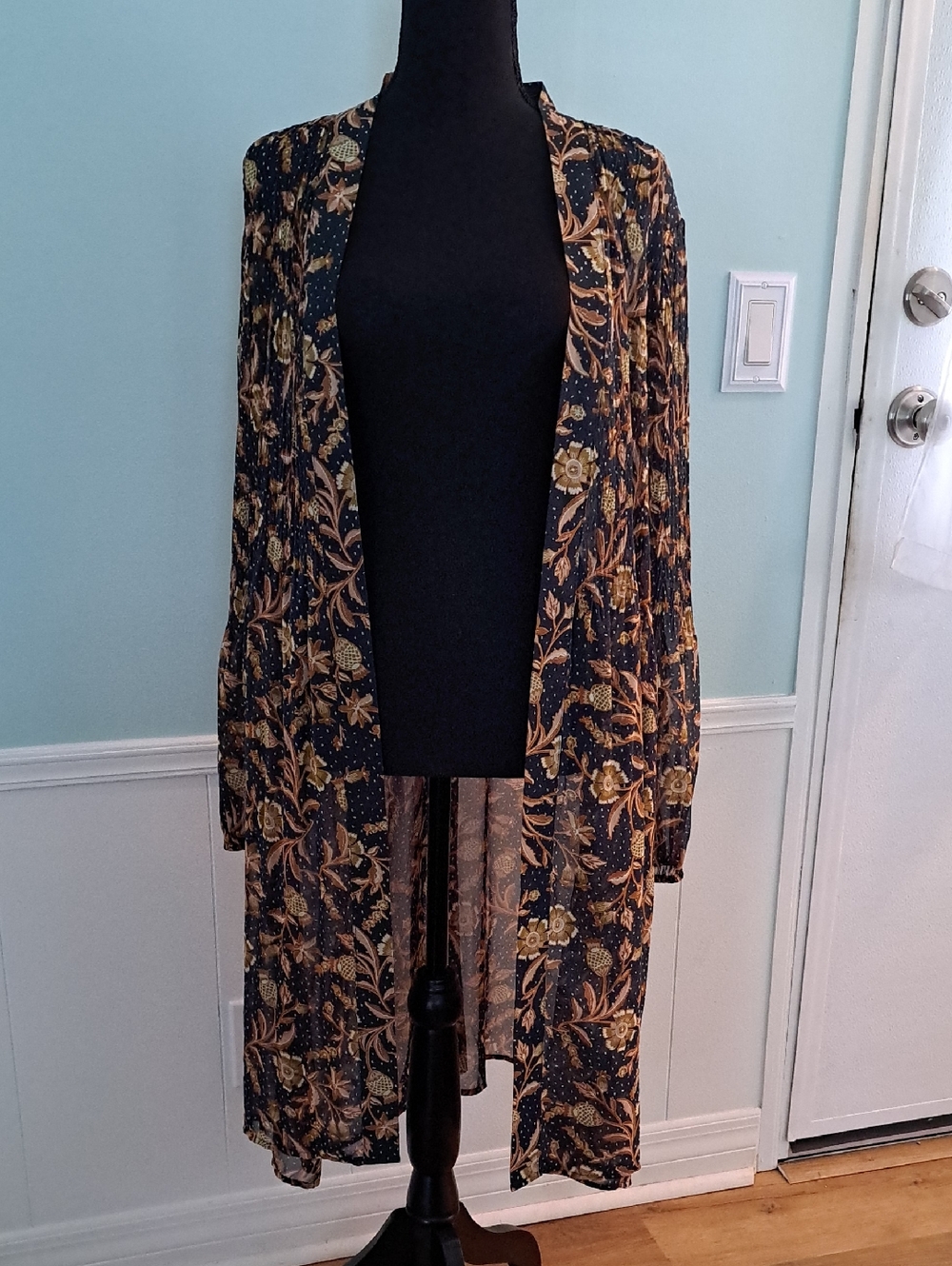 DR2 DUSTER Beautiful Floral Design On Dark Navy Background, Long Sleeve, Size XL
